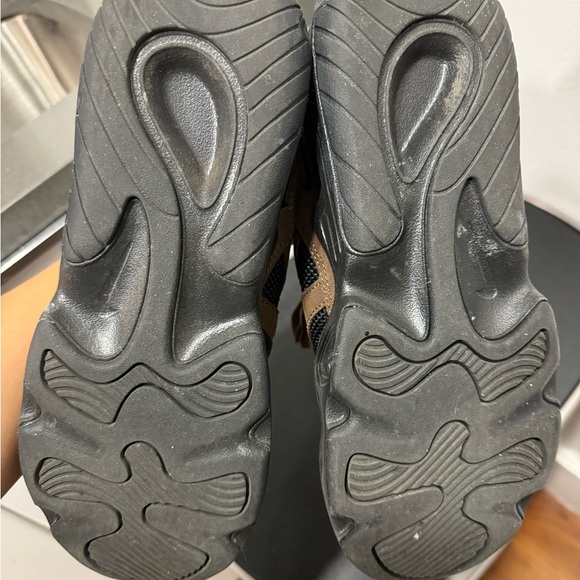 LIKE NEW Nike sneakers for sale - Picture 3 of 5